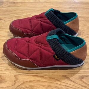 Teva Women’s Quilted Slip-On Slippers - Burgundy and Tan